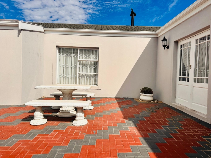4 Bedroom Property for Sale in Flamingo Vlei Western Cape